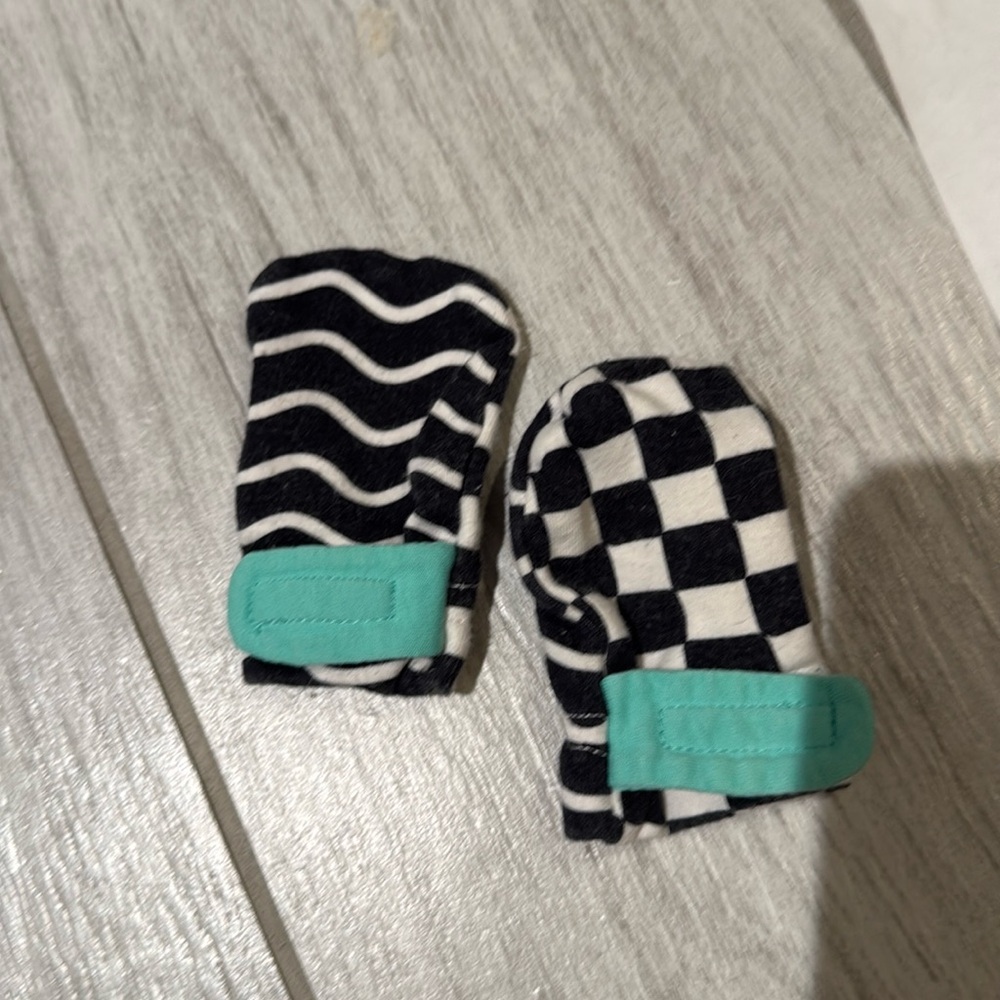 Lovevery looker high contrast mittens